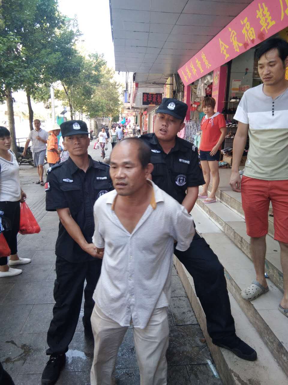 永州市人和保安服务有限公司队员在步行街巡逻任务中生擒一名手机窃贼！！！