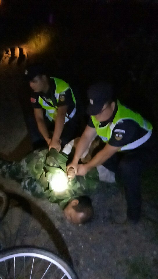 警民联手智擒贼，临危不惧保平安