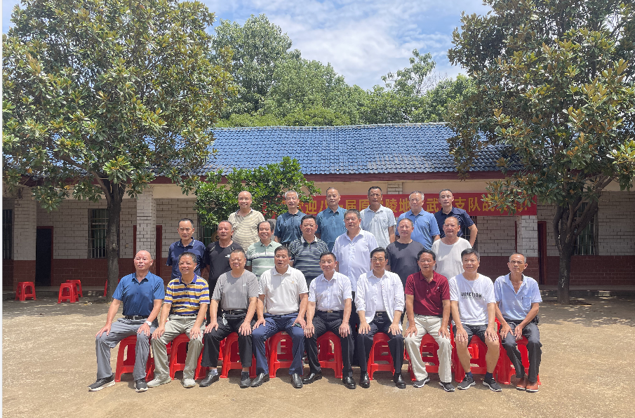 参军42年弹指一挥间，人和公司关爱首长战友情